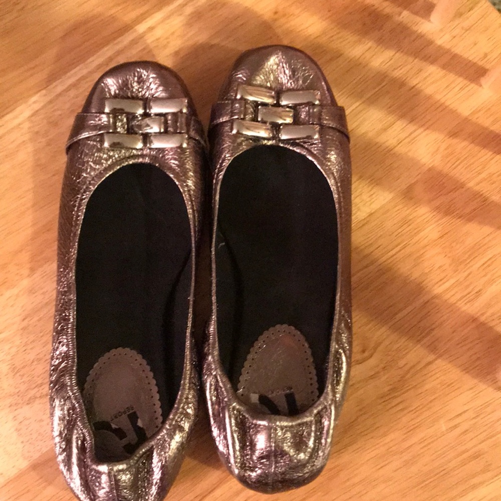 Report ballet flats